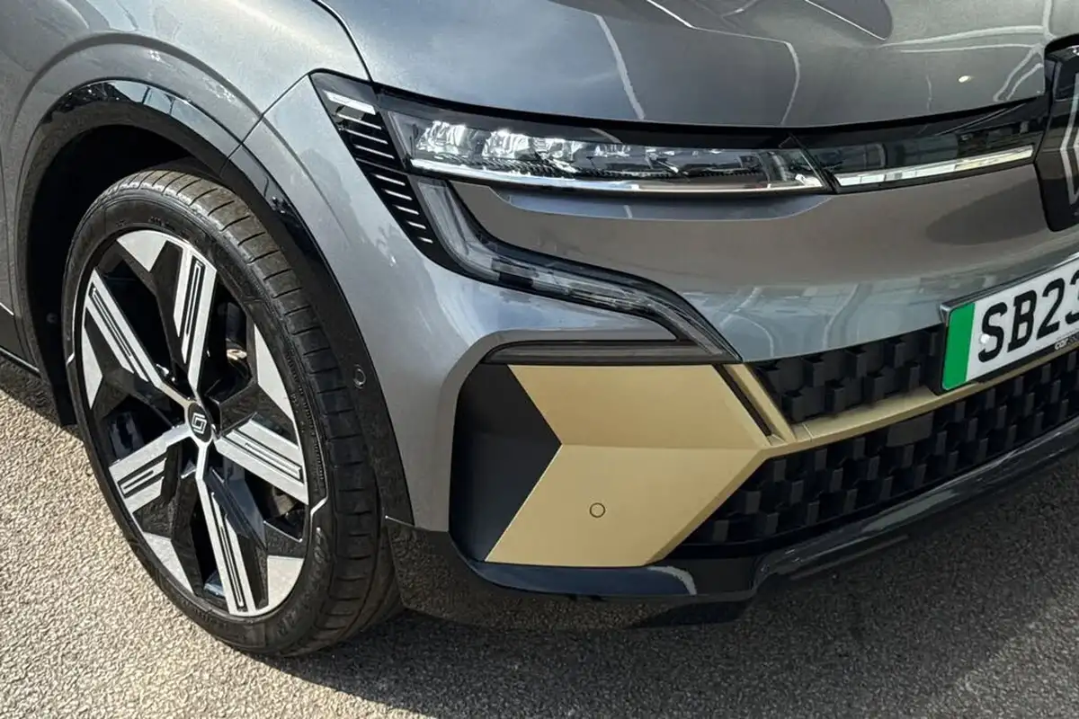 2023-renault-megane-e-tech-e-iconic-big-8