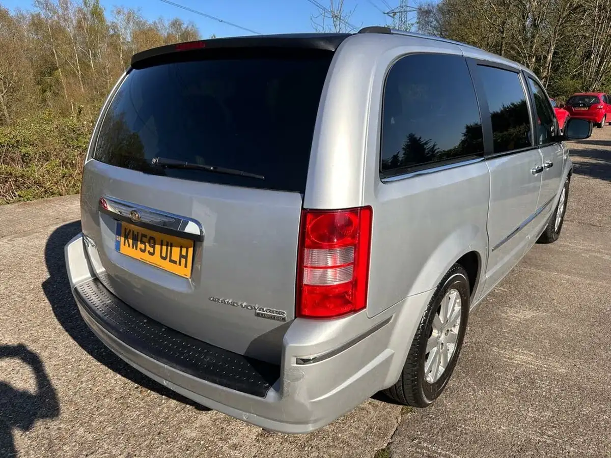 2010-chrysler-grand-voyager-28td-limited-2776cc-big-2