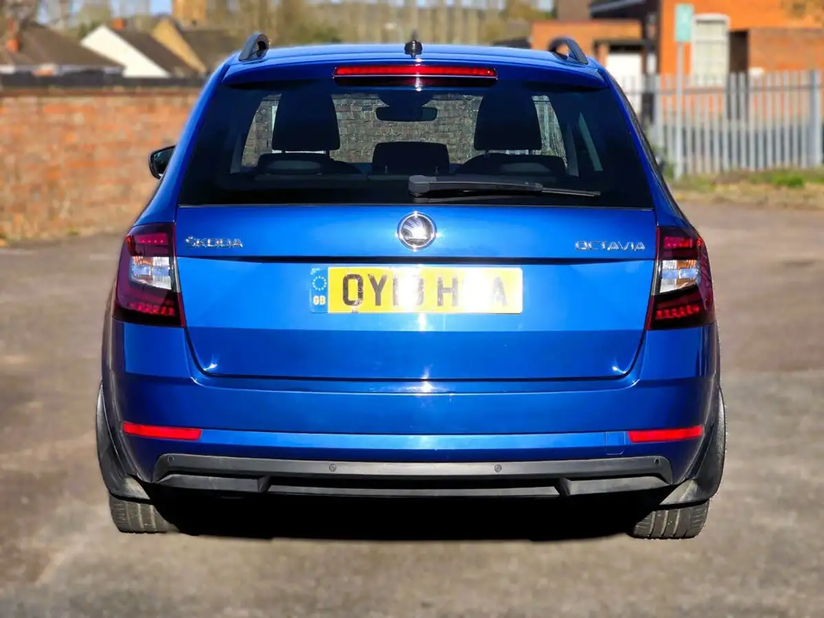 2018-skoda-octavia-20tdi-laurin-klement-estate-dsg-big-17
