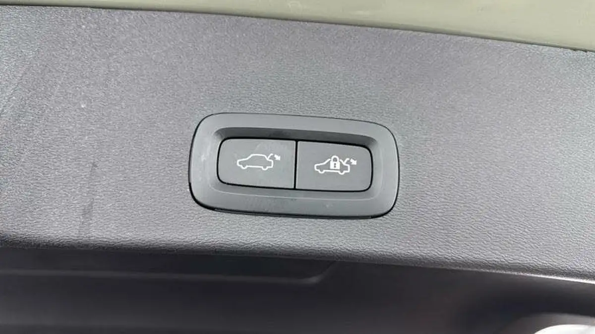 2024-volvo-xc40-20-b3-plus-big-31
