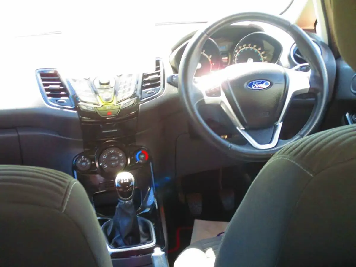 2014-ford-fiesta-125-zetec-3d-big-2
