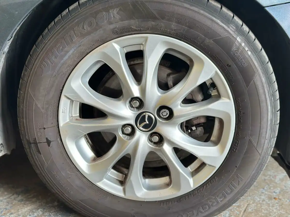 2015-mazda-mazda2-15-se-l-90ps-big-14