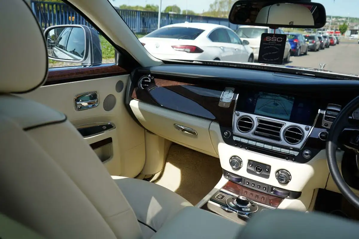 2011-rolls-royce-ghost-66-big-17