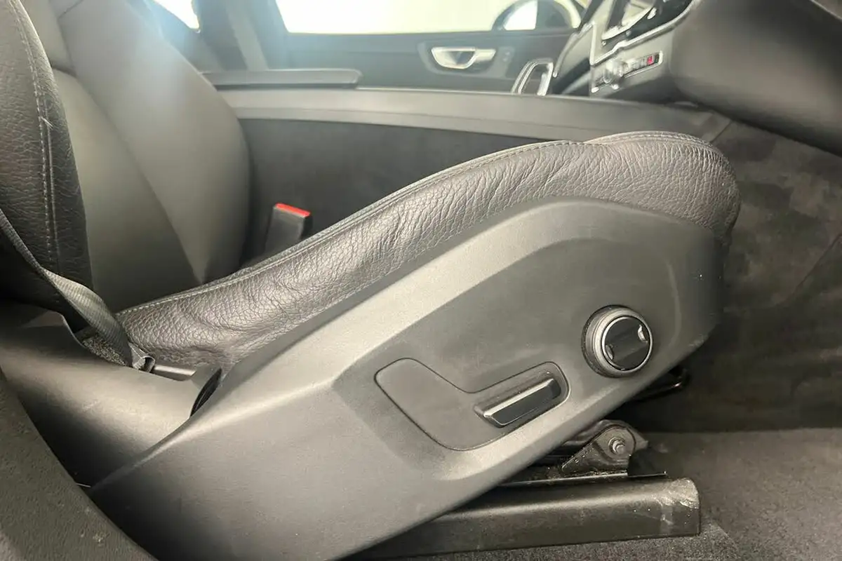 2022-volvo-xc60-20-b5-core-big-28