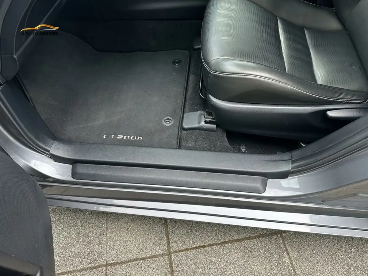 2013-lexus-ct-200h-18-advance-big-40
