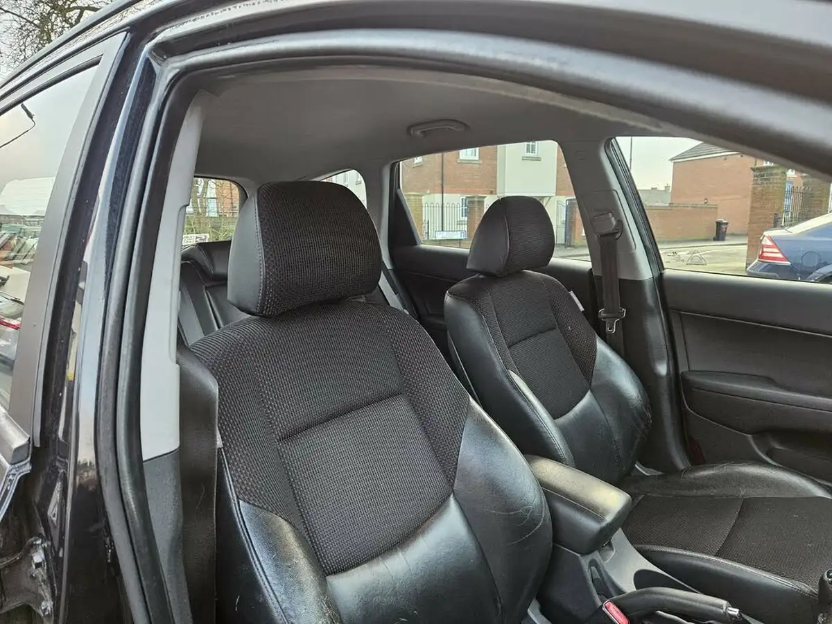 2010-hyundai-i30-16-premium-big-9