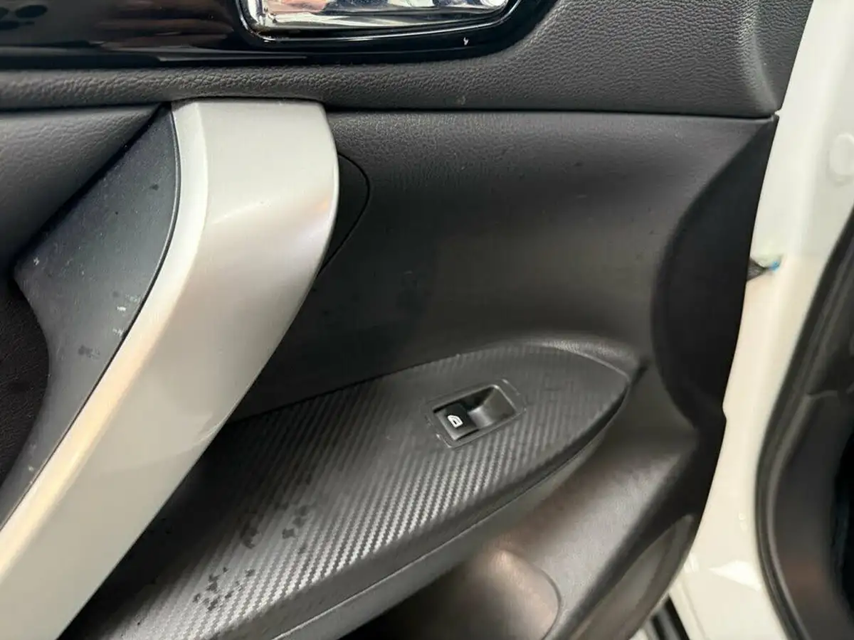 2019-mitsubishi-eclipse-cross-15-black-big-21