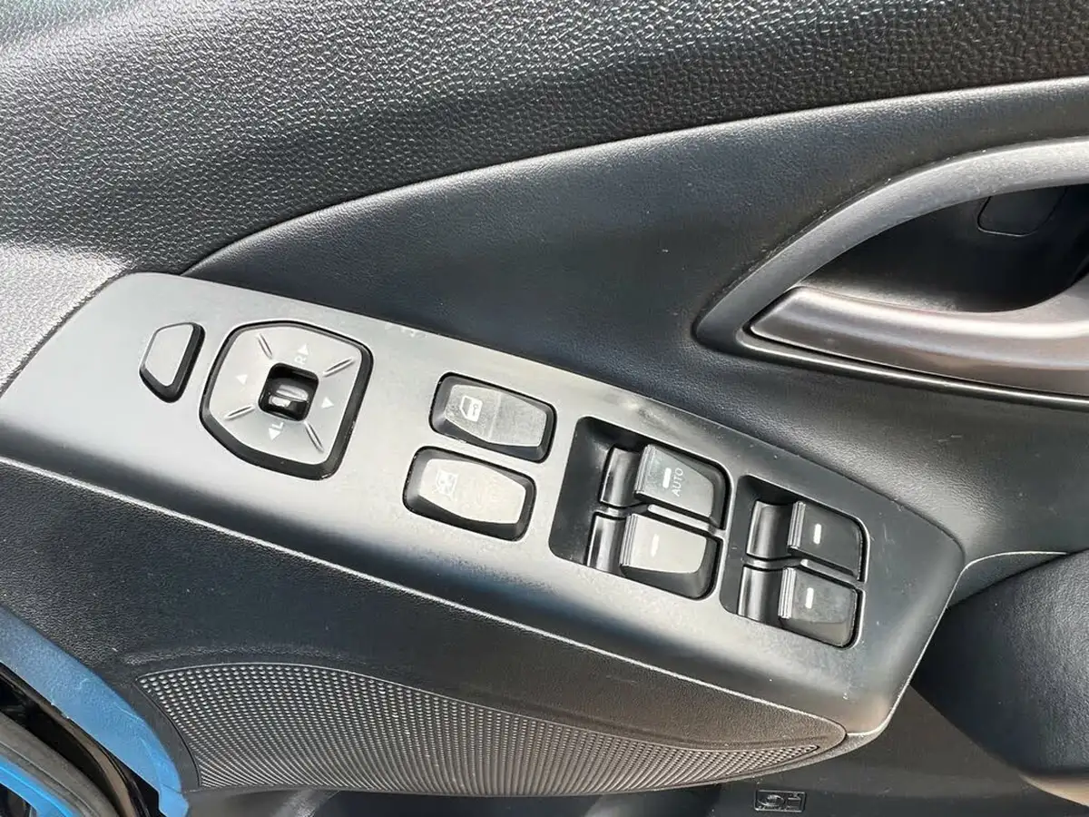 2013-hyundai-ix35-17td-se-nav-big-33