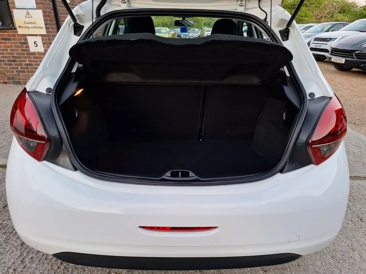2016-peugeot-208-big-17
