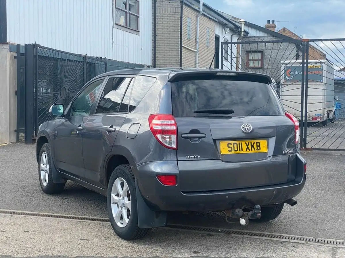 2011-toyota-rav4-22td-xt-r-22d-4d-150bhp-awd-big-2