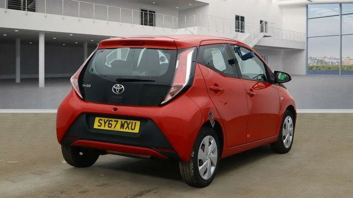 2017-toyota-aygo-10-vvt-i-x-play-71bhp-5d-big-7