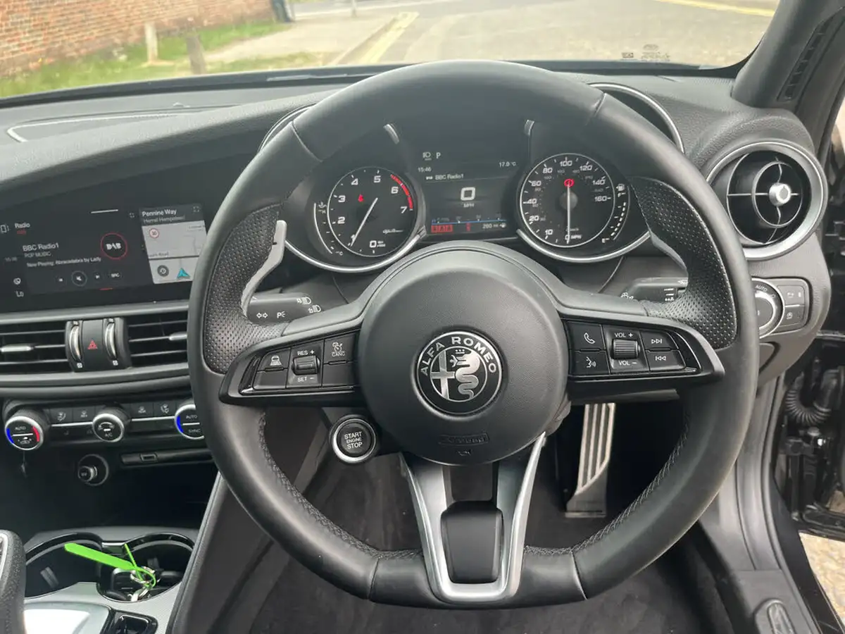 2022-alfa-romeo-giulia-20-veloce-big-25