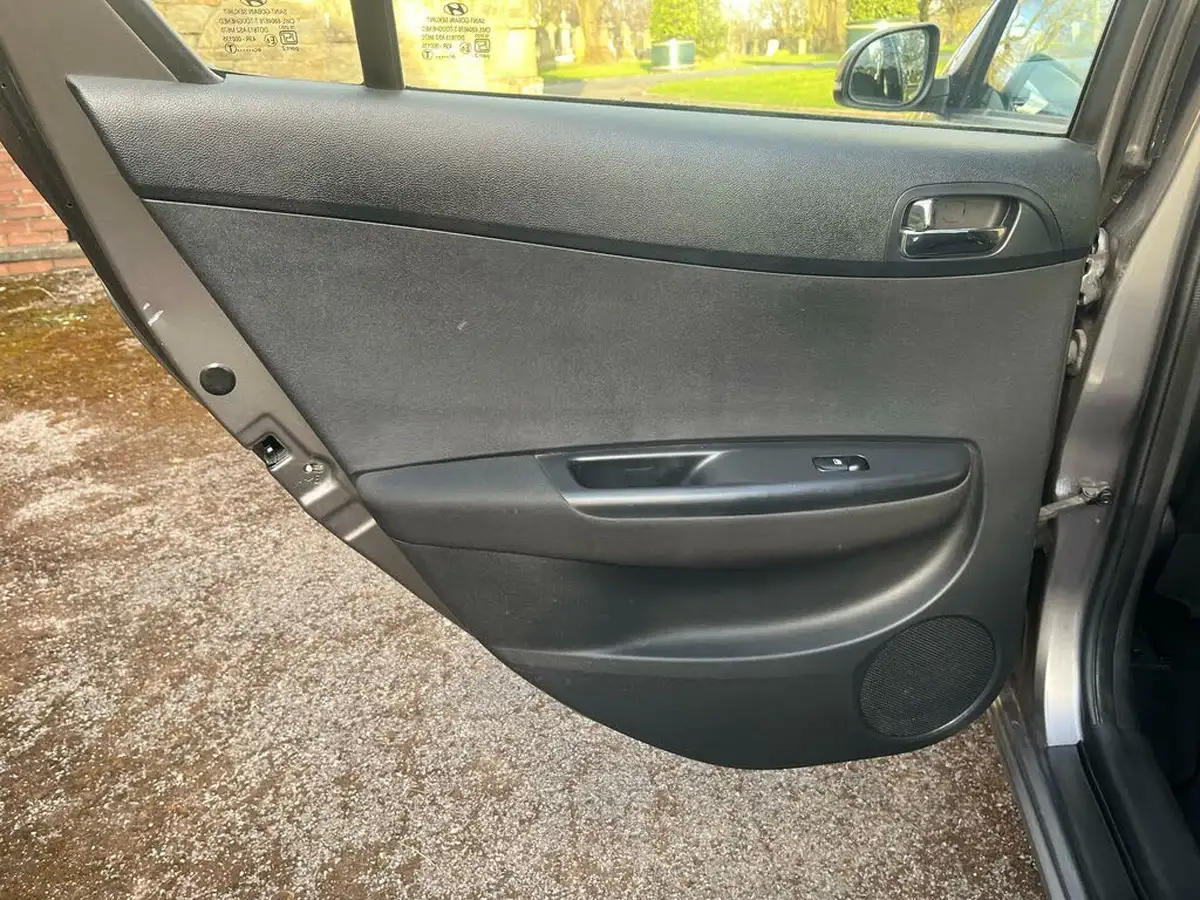 2012-hyundai-i20-14-style-99bhp-big-13