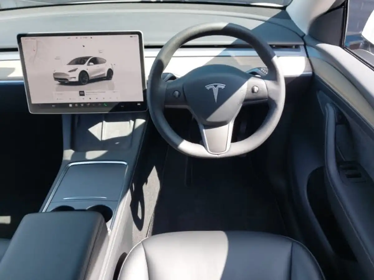 2022-tesla-model-y-e-long-range-big-6