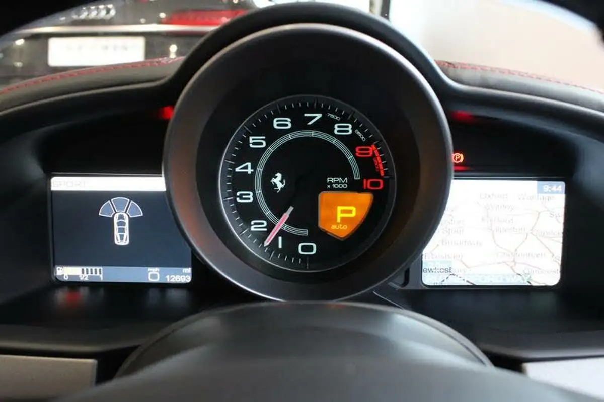 2012-ferrari-458-45-italia-big-17