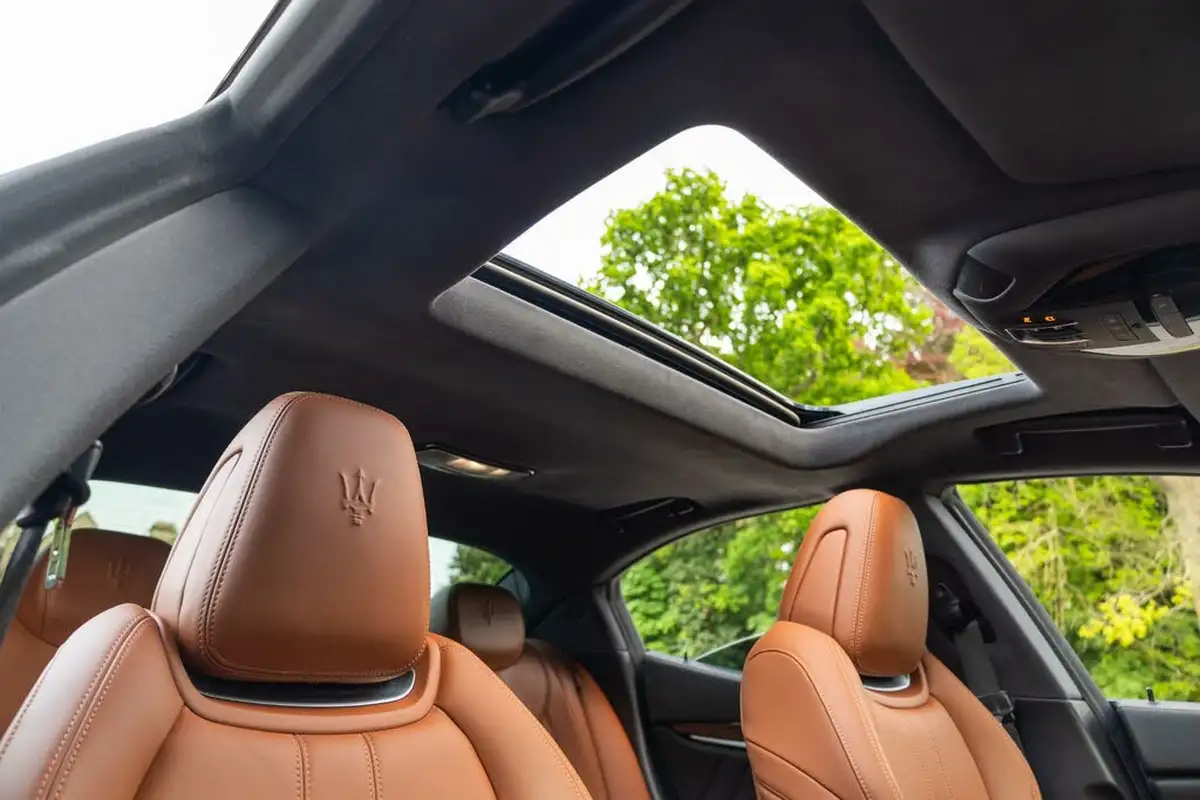 2020-maserati-ghibli-30td-gransport-big-32
