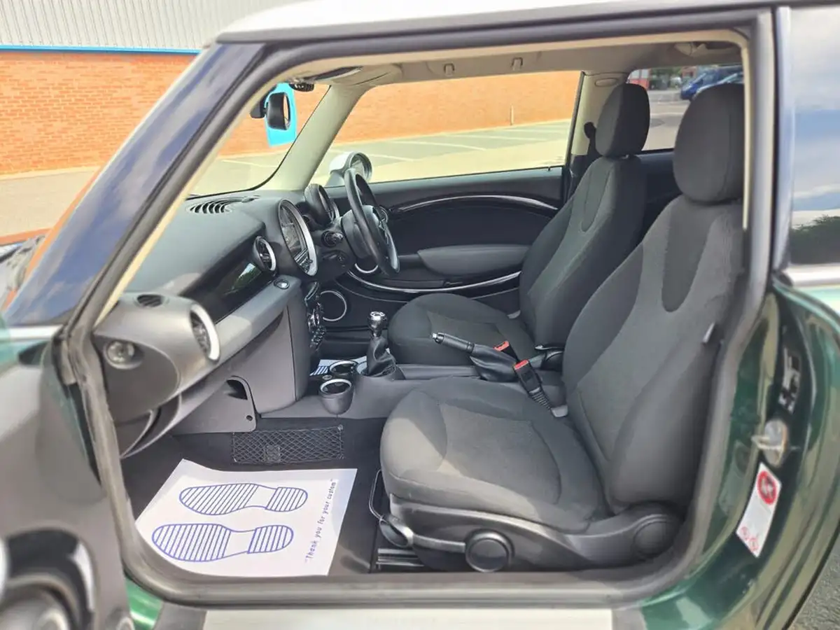 2012-mini-cooper-16-cooper-122bhp-hatchback-3d-big-15