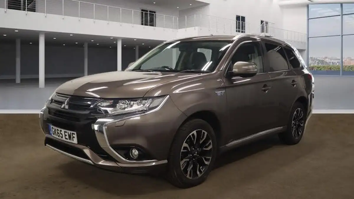 2015-mitsubishi-outlander-20-gx4h-phev-big-1
