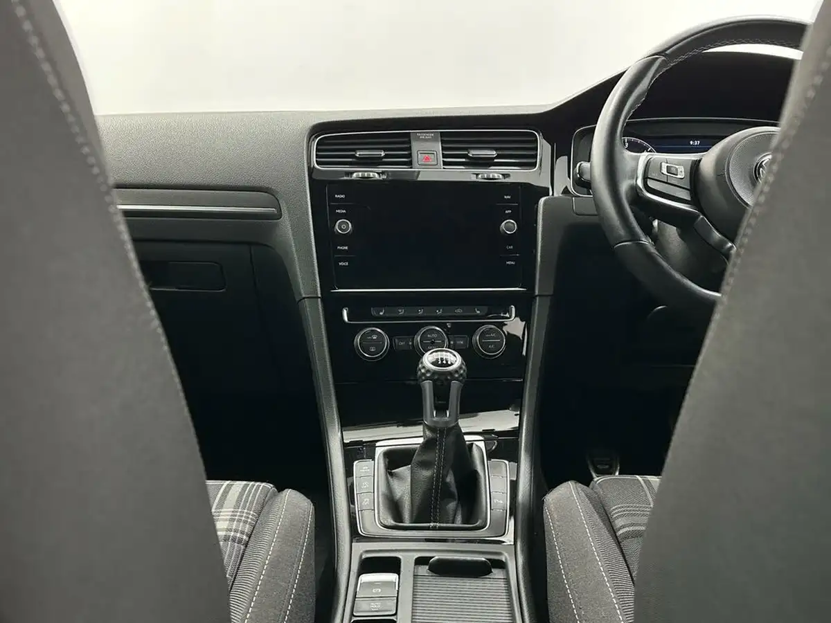 2018-volkswagen-golf-20tdi-gtd-hatchback-5d-big-17