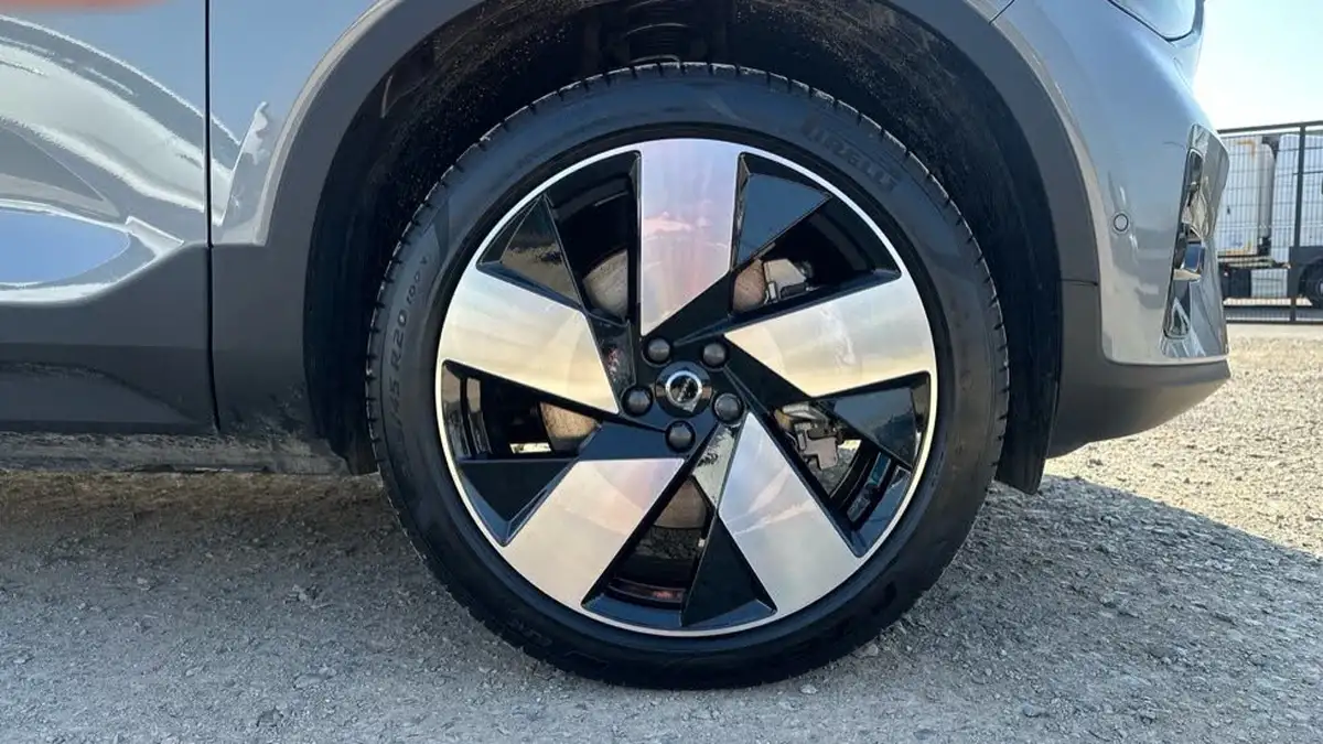 2025-volvo-ex40-e-ultra-big-15