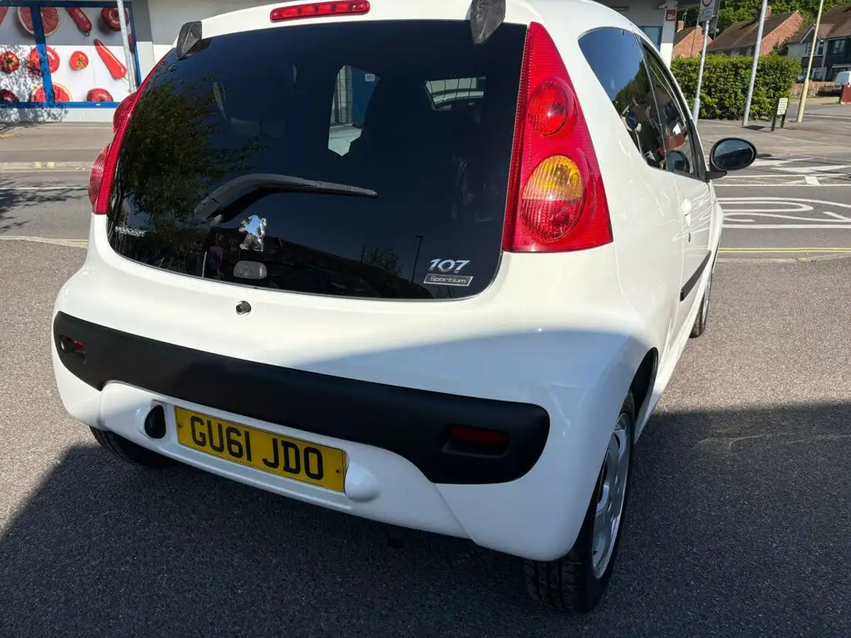 2011-peugeot-107-10-sportium-3d-big-19