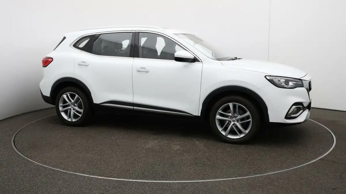 2022-mg-hs-15t-gdi-exclusive-162ps-big-39