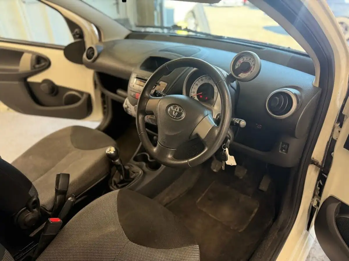 2014-toyota-aygo-10-mode-ac-5d-big-19