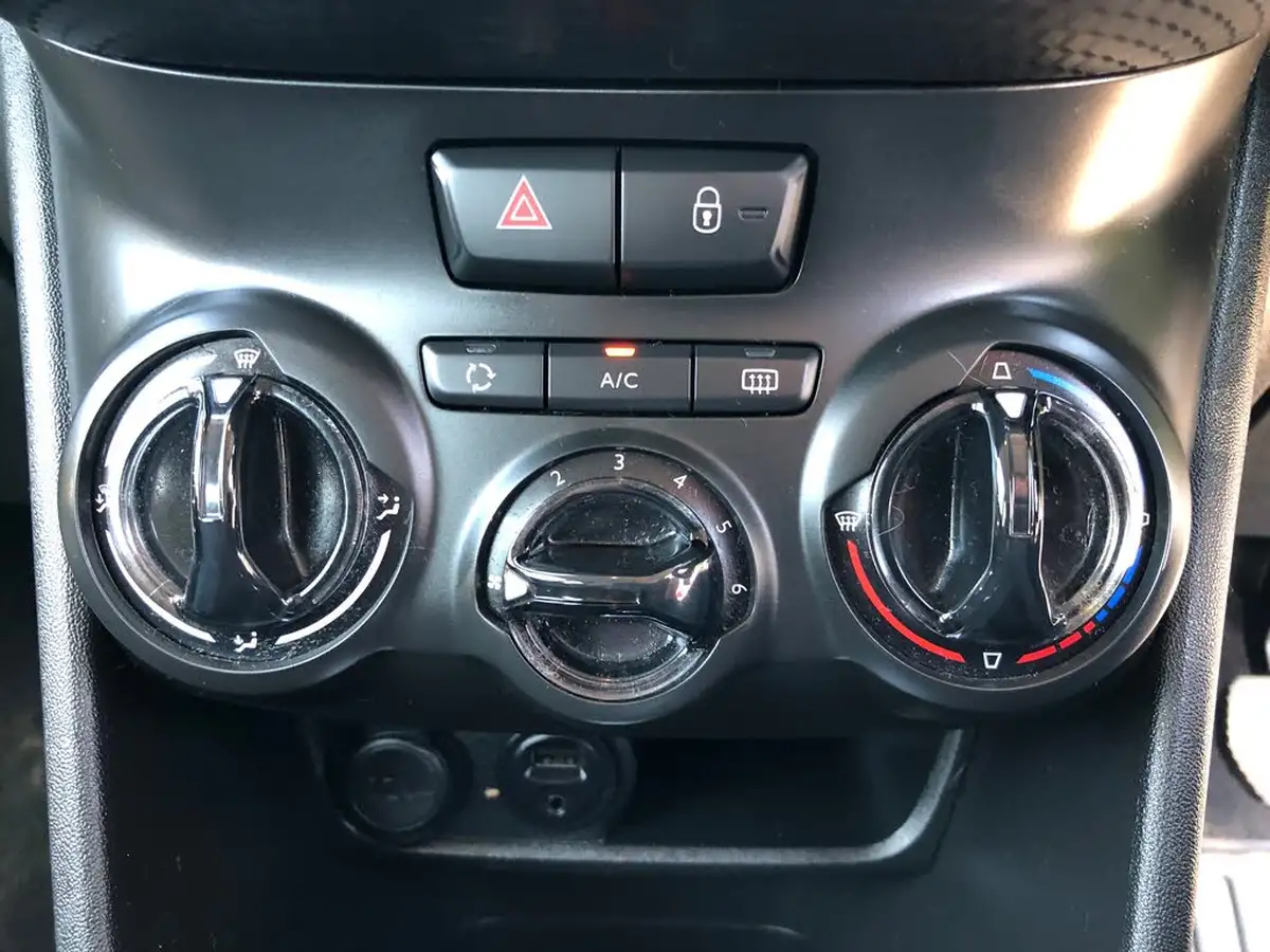 2018-peugeot-208-12-puretech-active-82bhp-ss-etg5-big-10