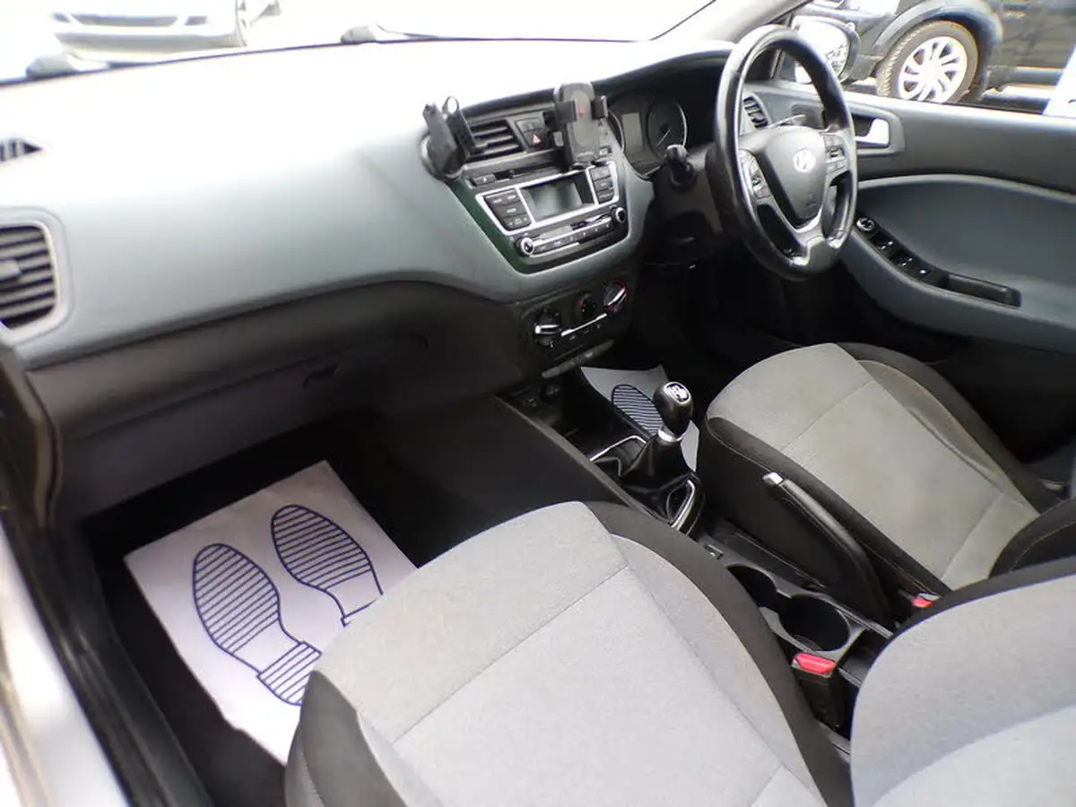 2015-hyundai-i20-12-se-hatchback-5d-big-15