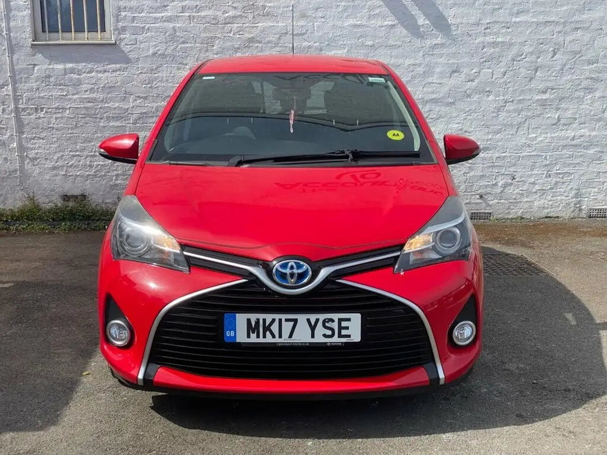 2017-toyota-yaris-15-vvt-i-icon-hybrid-big-3