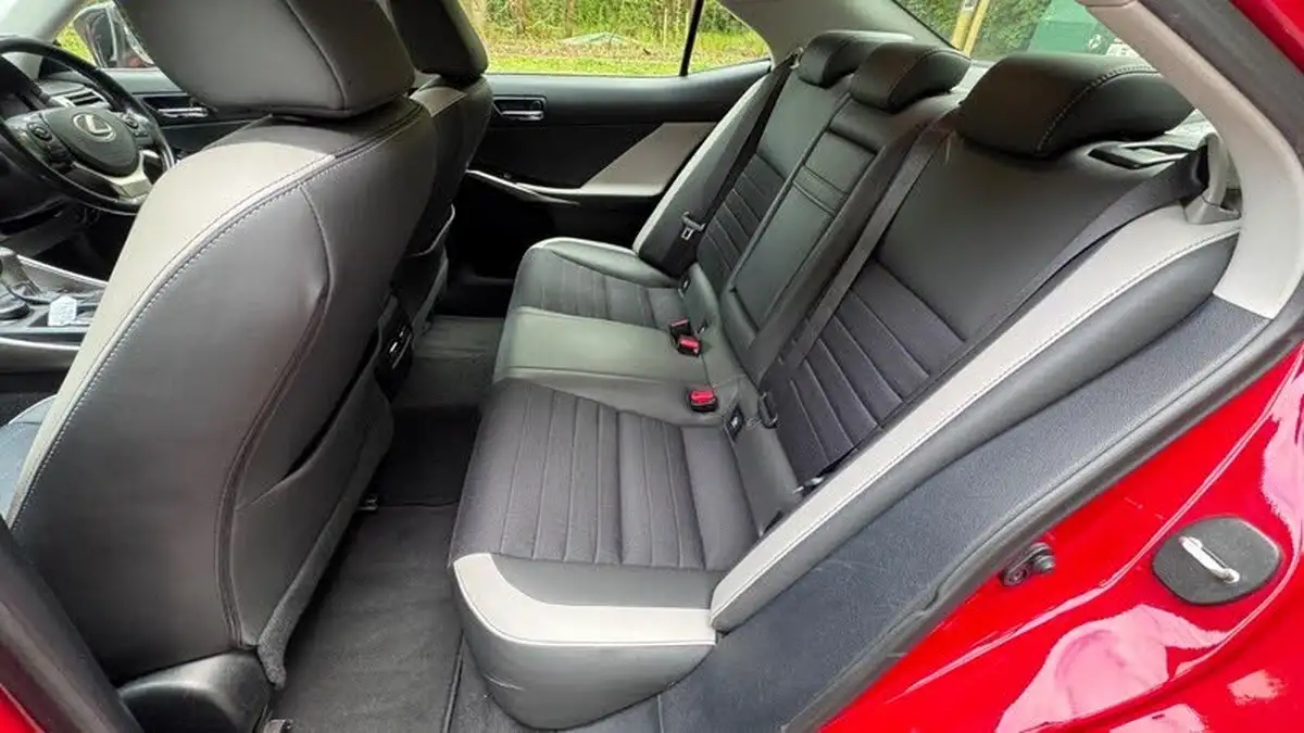 2015-lexus-is-300h-25-sport-big-3