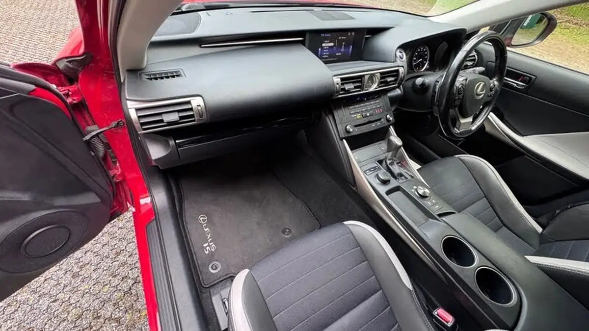 2015-lexus-is-300h-25-sport-big-27