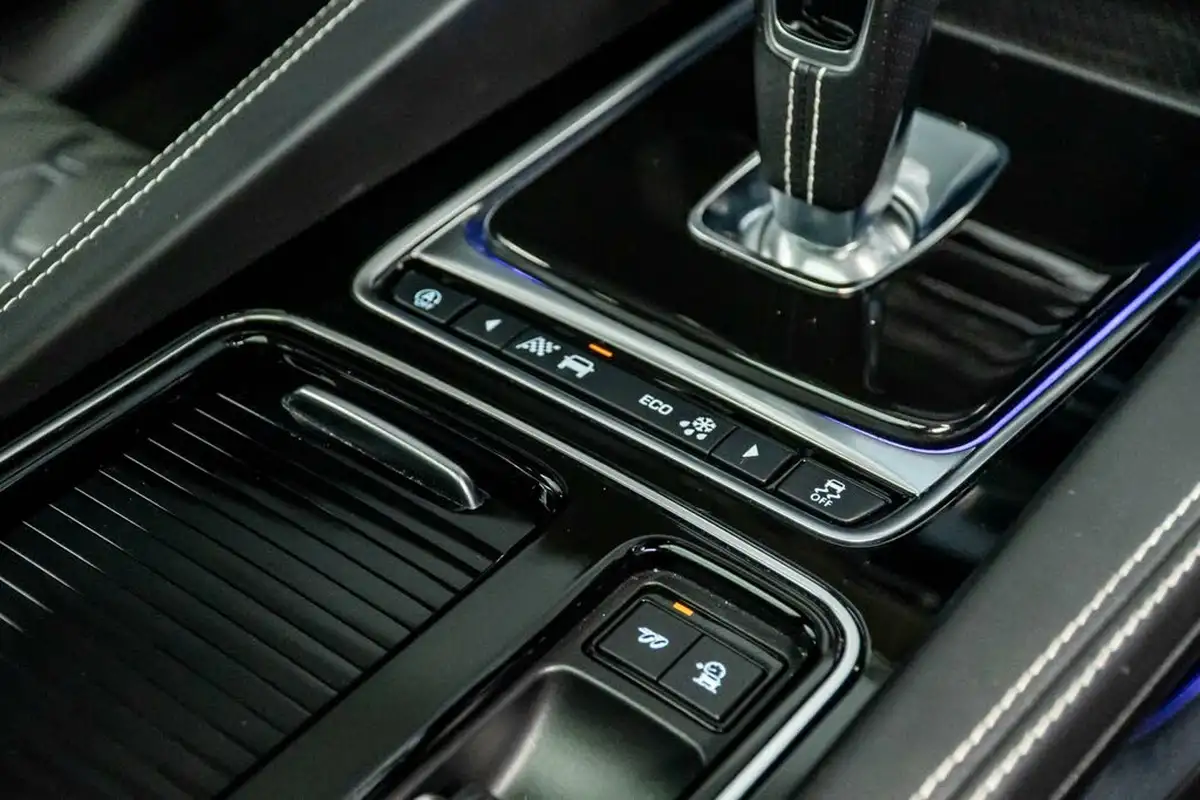 2020-jaguar-f-pace-50-v8-sc-svr-big-32