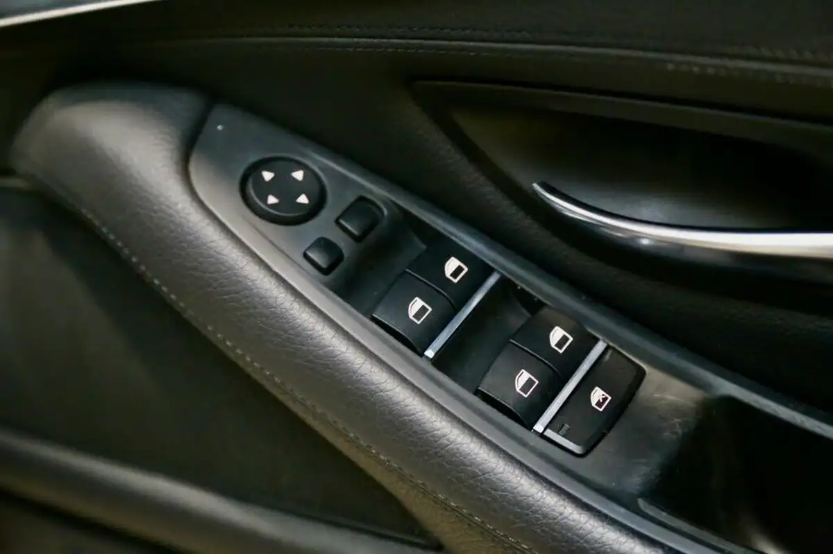 2014-bmw-5-series-20-528i-luxury-saloon-4d-auto-big-38