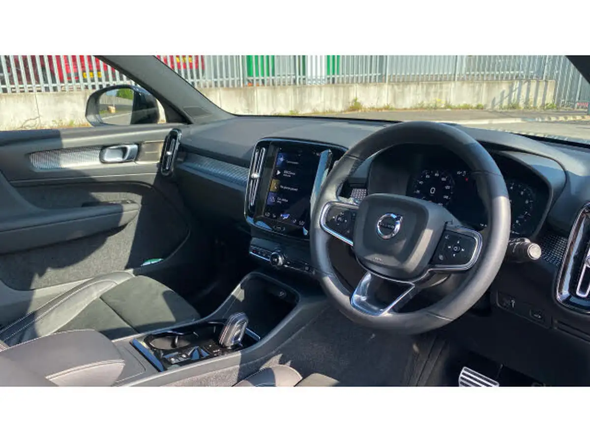 2022-volvo-xc40-15-t3-r-design-auto-big-4