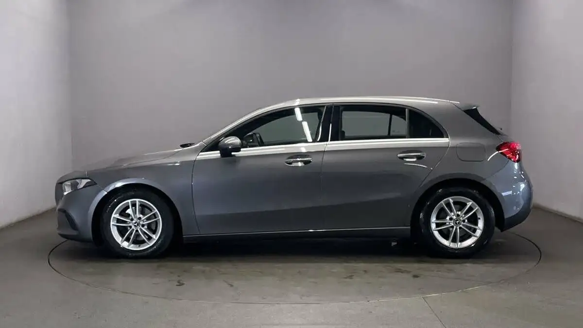 2019-mercedes-benz-a-class-15d-a180d-se-7g-dct-big-4