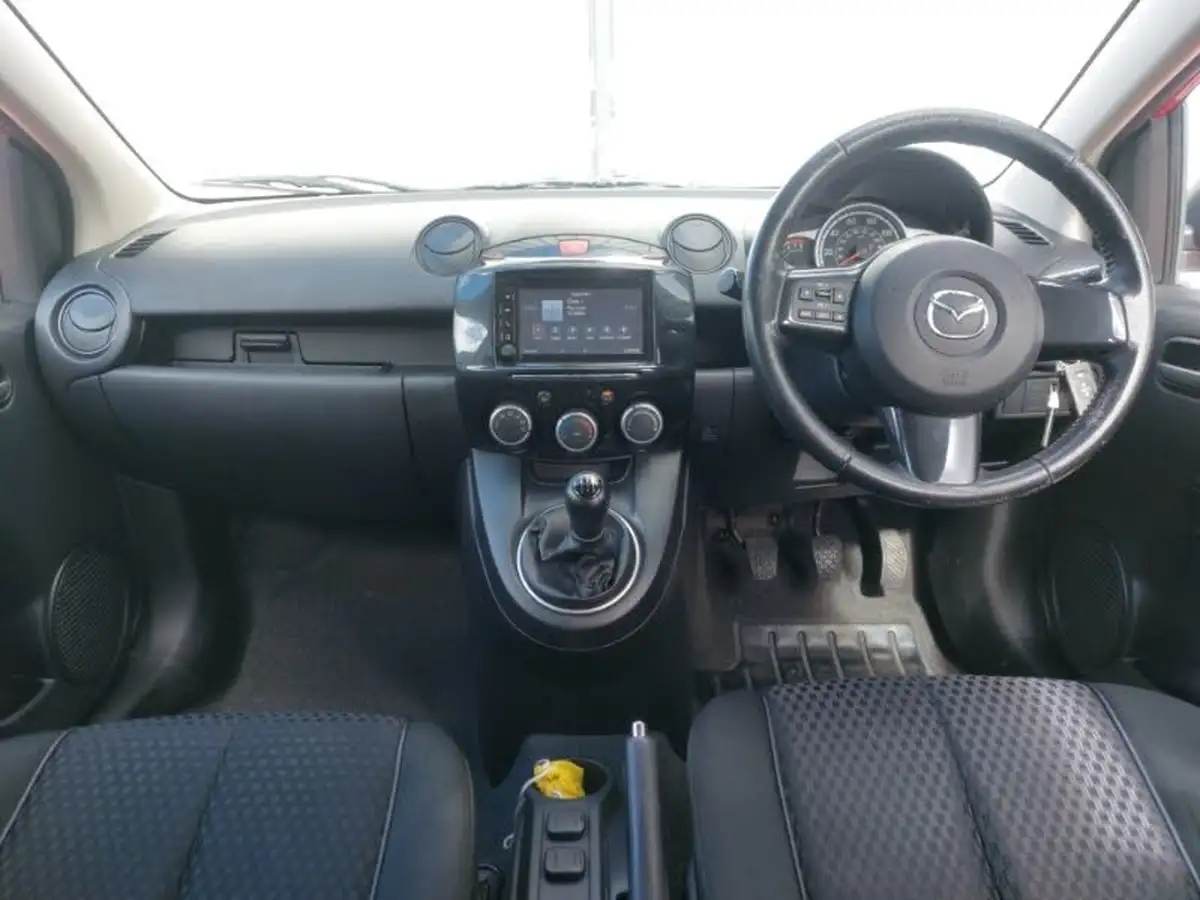 2014-mazda-mazda2-13-sport-venture-big-2
