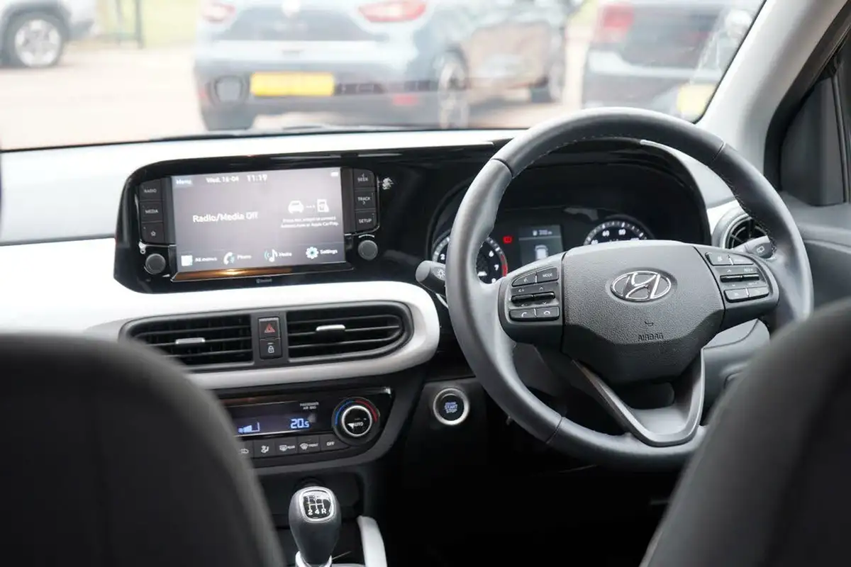 2023-hyundai-i10-10-premium-big-12