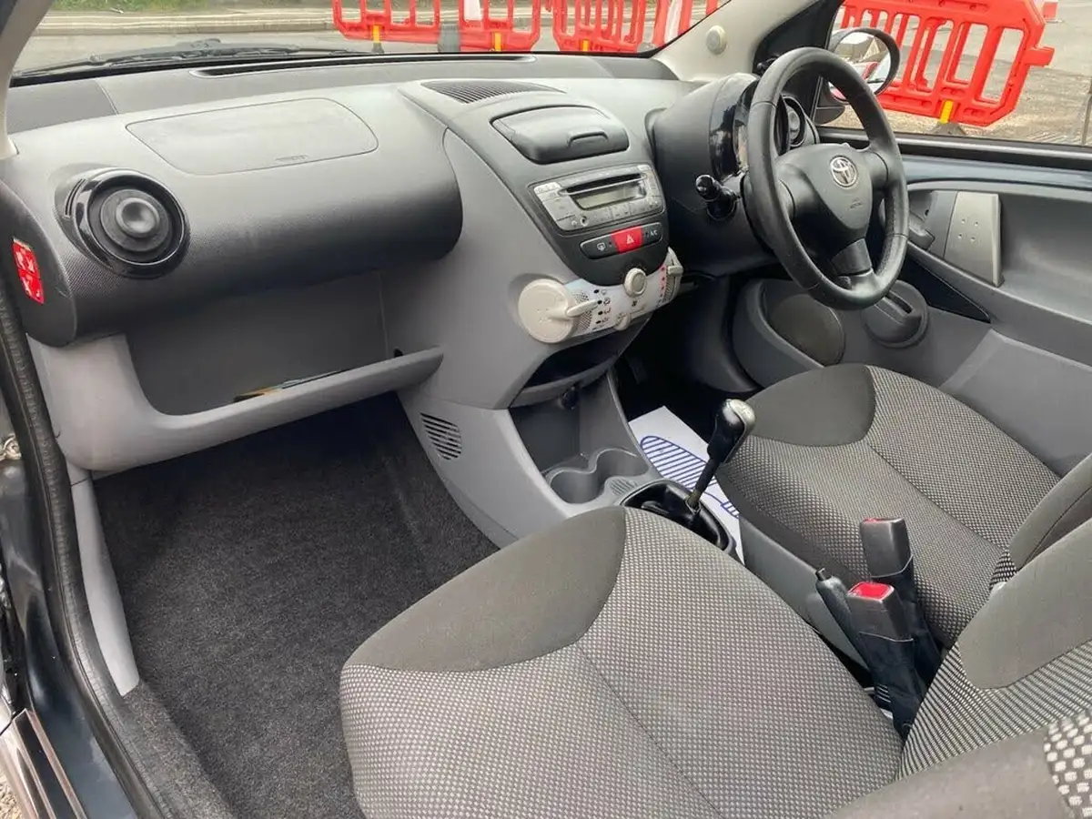 2011-toyota-aygo-10-aygo-go-vvt-i-3d-big-13