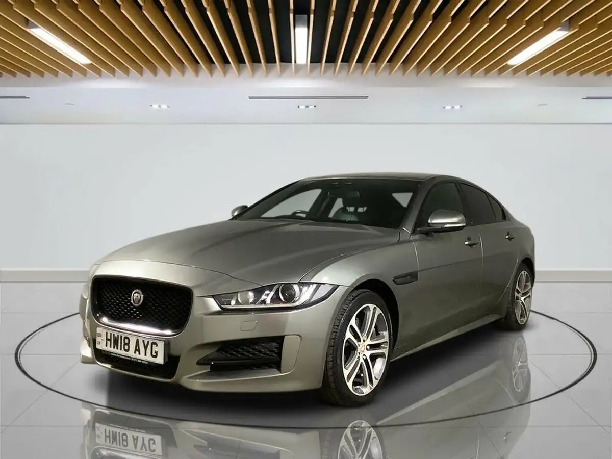 2019-jaguar-xe-big-3
