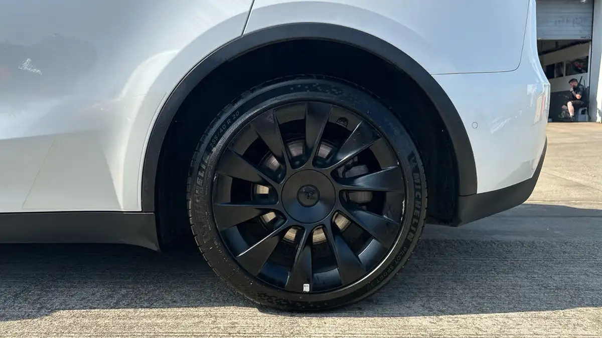 2022-tesla-model-y-e-long-range-big-17