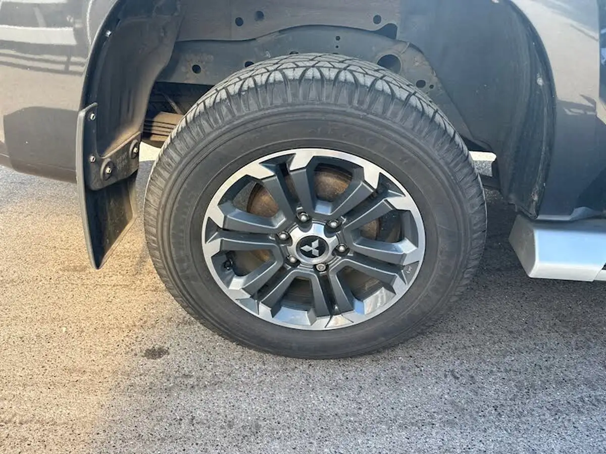 2019-mitsubishi-l200-22di-d-barbarian-auto-big-13