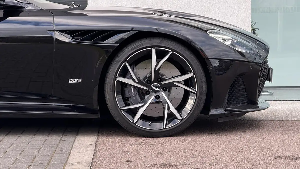 2019-aston-martin-dbs-52-v12-superleggera-big-3