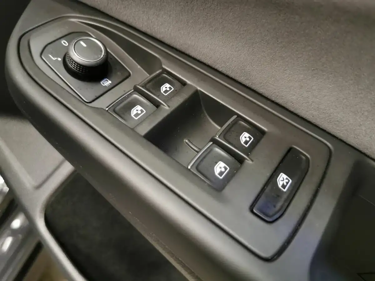 2023-volkswagen-golf-15-etsi-r-line-hatchback-big-15