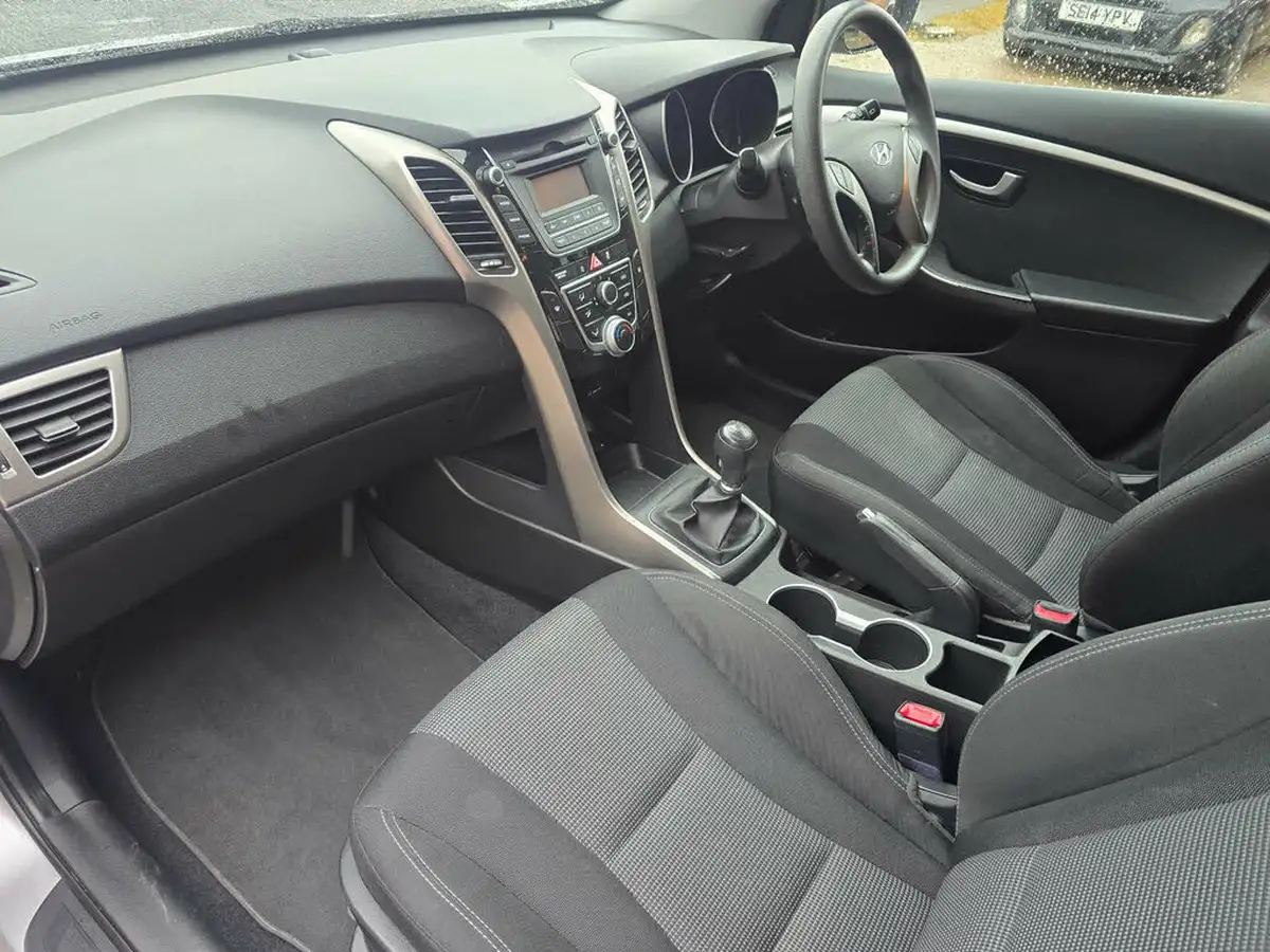 2014-hyundai-i30-14-classic-5d-big-49