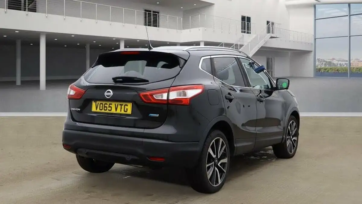 2015-nissan-qashqai-15dci-tekna-big-5