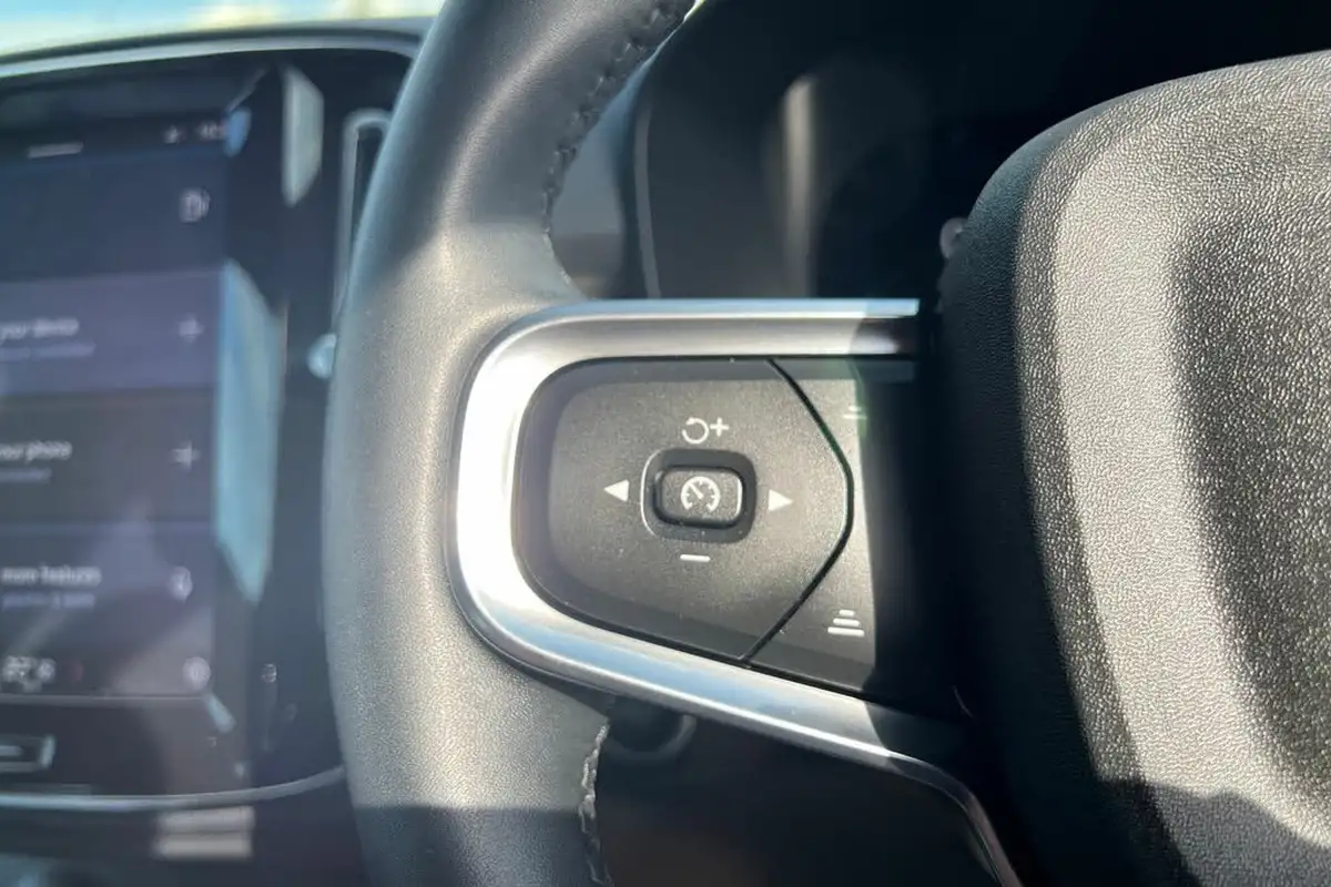 2022-volvo-xc40-20-b3-core-big-10