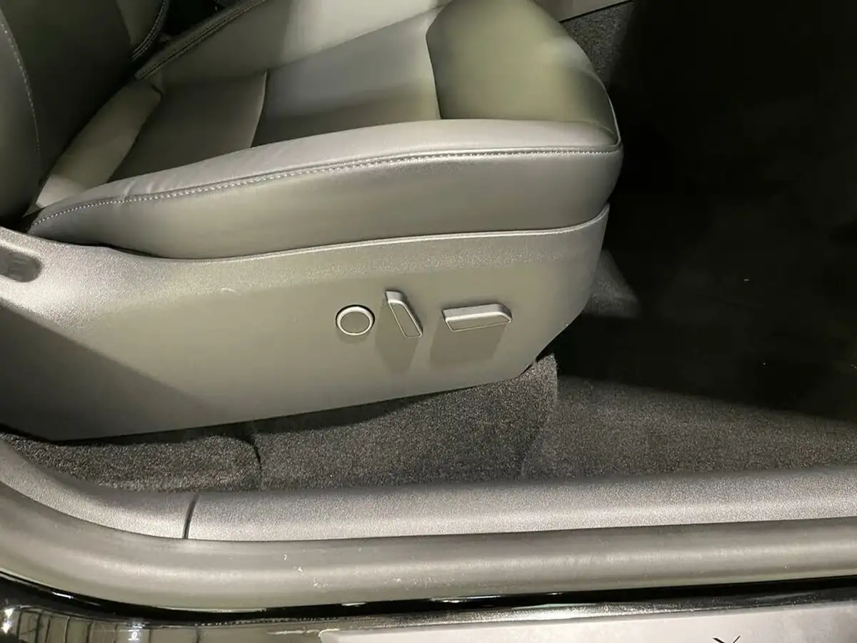2024-tesla-model-y-e-performance-big-28