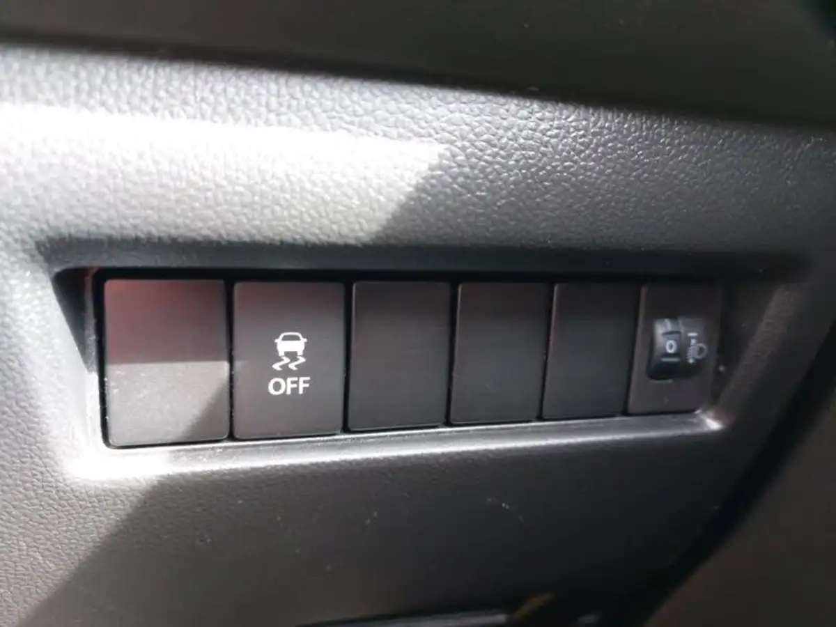 2019-suzuki-swift-12-dualjet-attitude-big-12