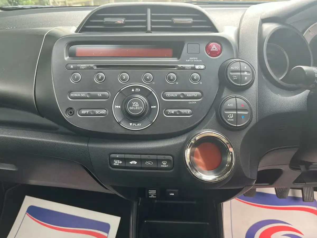 2012-honda-jazz-14-es-big-18